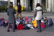 Niños de guarderia en una plaza