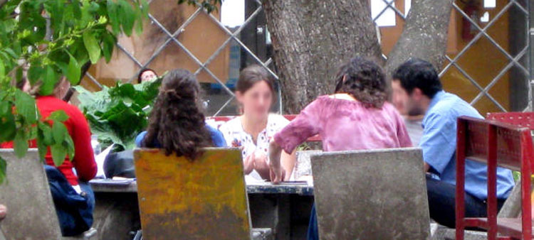 Educador con grupo