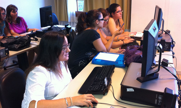 Grupo alumnos con ordenadores